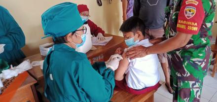 Kegiatan Vaksinasi Dosis I Kepada  Anak Usia 6-11 Tahun Di Desa Menyali 